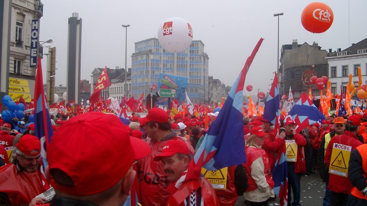 Tens of Thousands March in Brussels Against Austerity as Clashes Break Out