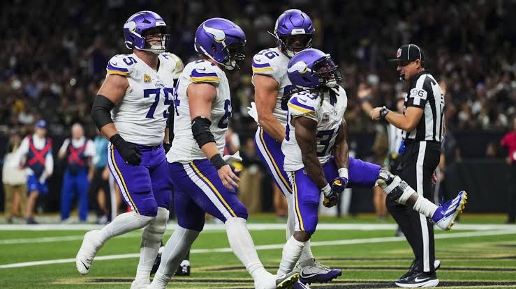 Vikings Stay Unbeaten at 6-0 as Chiefs and 49ers Fall in NFL Week 7