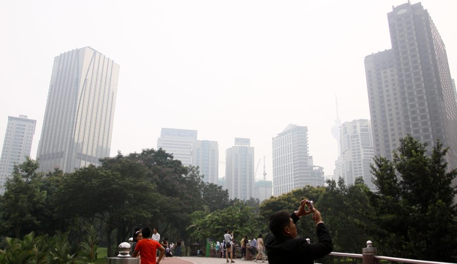 Malaysia Shuts Schools for Two Million Students as Haze From Indonesian Fires Spreads