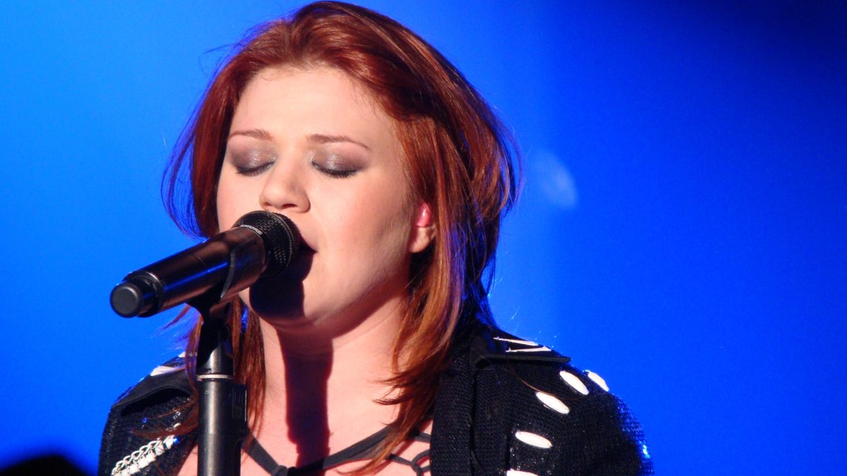 Kelly Clarkson and a Brooklyn Shop Trade Accusations Over a $15,000 Singing Bird