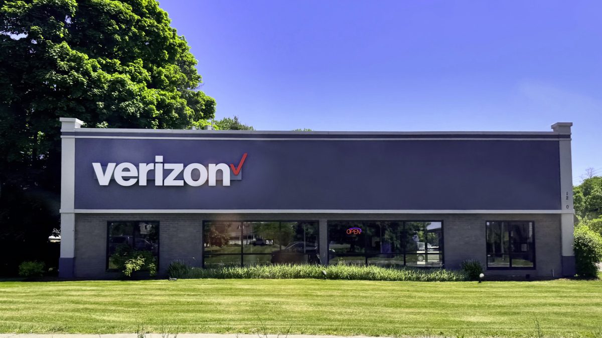 Verizon Has Its Worst Day Since 2002 as SpaceX Buys Spectrum to Take Starlink Into Mobile